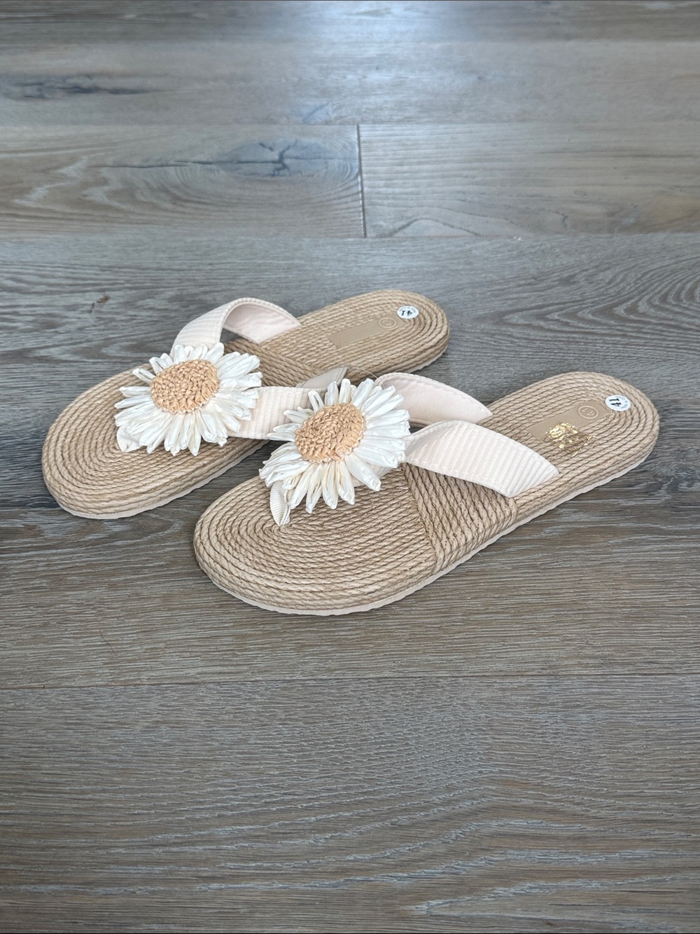 Beige Daisy Raffia Flip Flop 1/2” Sandals-Size 41 (Size 9) - Picture 7 of 11